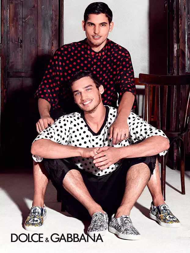 Ang impluwensya ng Espanyol sa mga tradisyon at kulay ng Sicilian ay ang inspirasyon para sa mga larawan ng Spring/Summer 2015 campaign ng Dolce & Gabbana, na nagtatampok ng Spanish bullfighter na si José Mari Manzanares at mga modelong sina Travis Cannata, Xavier Serrano at Misa Patinszki na kinunan ng larawan ni Domenico Dolce. Tingnan ang unang bahagi DITO!