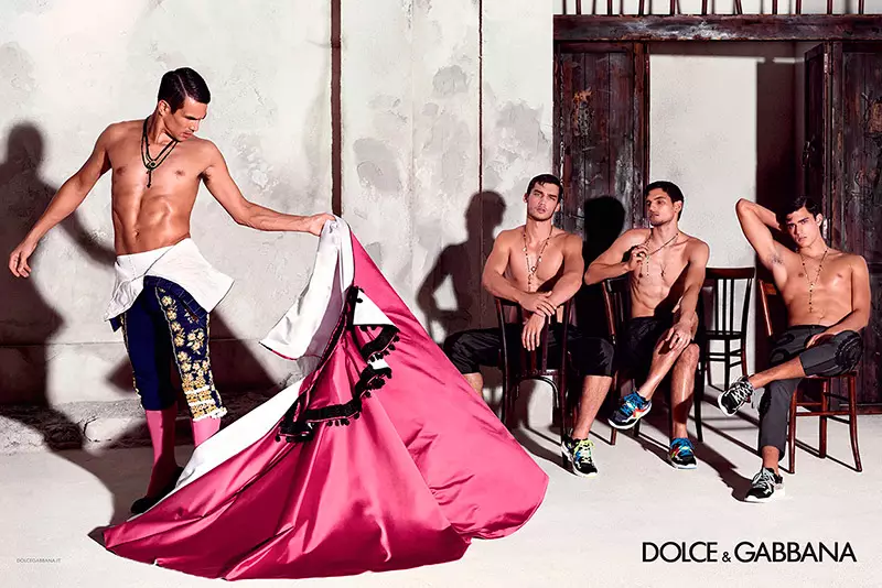 L'influenza spagnola sulle tradizioni e sui colori siciliani è l'ispirazione per le immagini della campagna Primavera/Estate 2015 di Dolce & Gabbana, con il torero spagnolo José Mari Manzanares e i modelli Travis Cannata, Xavier Serrano e Misa Patinszki fotografati da Domenico Dolce. Guarda la prima parte QUI!