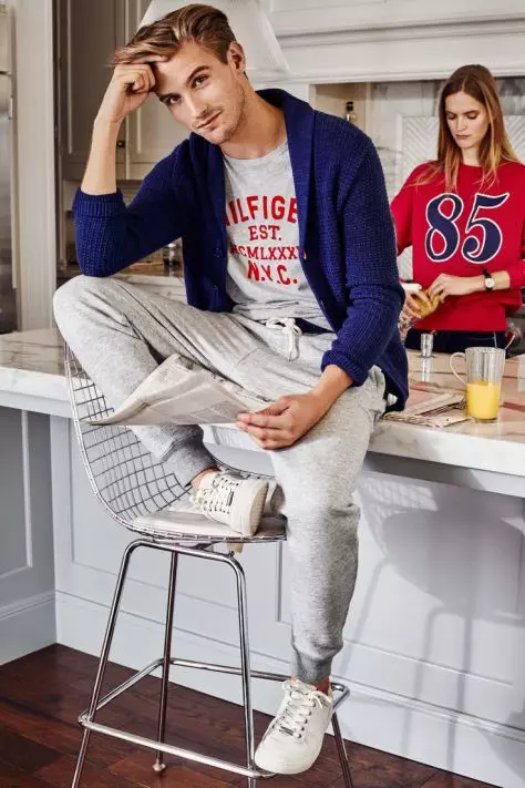 RJ King akitoa kielelezo cha Kitabu kipya cha Tommy Hilfiger Spring/Summer 2015.