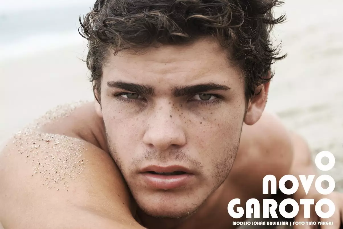 O novo rostro brasileiro Johan Bruinsma capturado por Tino Vargas. Obsesionados por iso, apreciamos a súa beleza natural deitada e xogando na area e na praia, este fermoso neno ten 17 anos, e só se quere que se tome isto como unha carreira podería ir tan lonxe. Ten a aparencia.