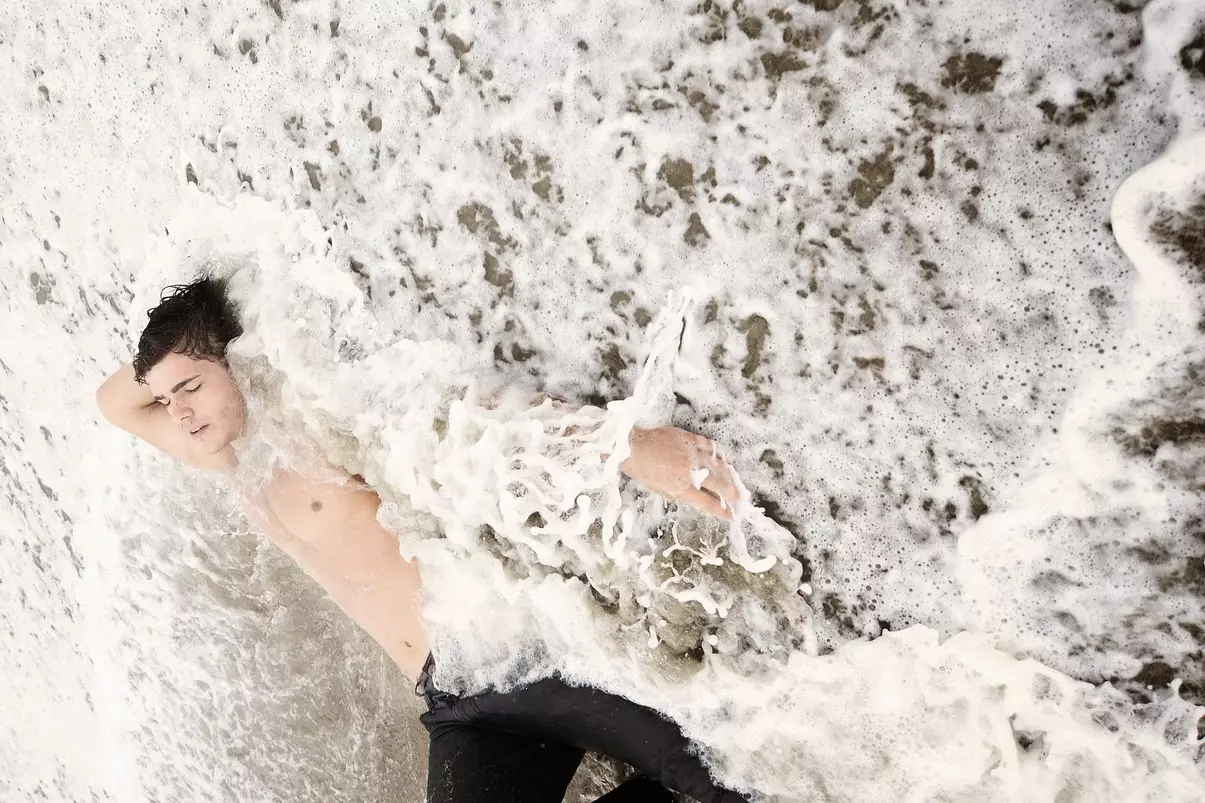 Il nuovo volto brasiliano Johan Bruinsma catturato da Tino Vargas. Ossessionati da questo, apprezziamo la sua bellezza naturale sdraiata e giocando sulla sabbia e sulla spiaggia, questo bellissimo ragazzo ha 17 anni, e solo se vuole che prenda questa come carriera potrebbe andare così lontano. Ha l'aspetto.