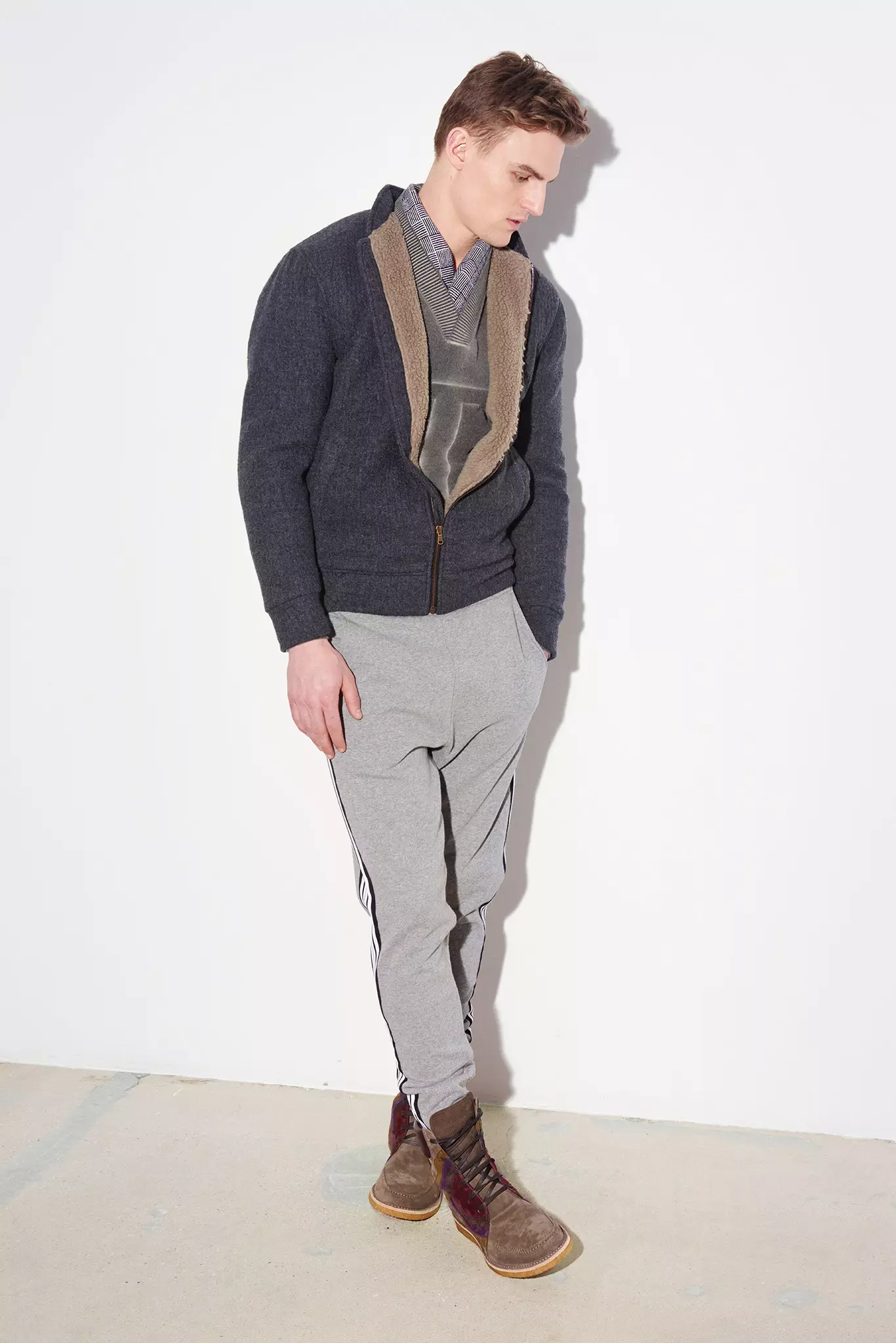 Vanenge vakagadzirira kuseta zvese zvakaitirwa New York Fashion Week 2015, isu tinopa Tomas Maier uye yayo Fall/Winter 2015 Lookbook.