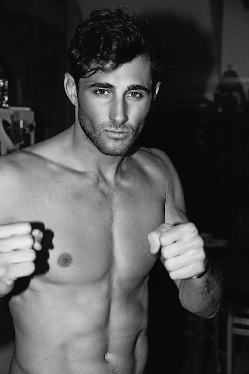 ฉากน่ารักๆ ที่นำแสดงโดย Josh Truesdell ที่มีเสน่ห์ซึ่งถ่ายภาพในอพาร์ตเมนต์ในฮาวายของเขาโดย Joseph Lally