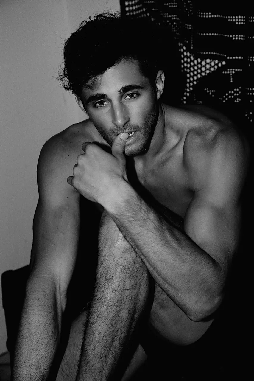 ฉากน่ารักๆ ที่นำแสดงโดย Josh Truesdell ที่มีเสน่ห์ซึ่งถ่ายภาพในอพาร์ตเมนต์ในฮาวายของเขาโดย Joseph Lally