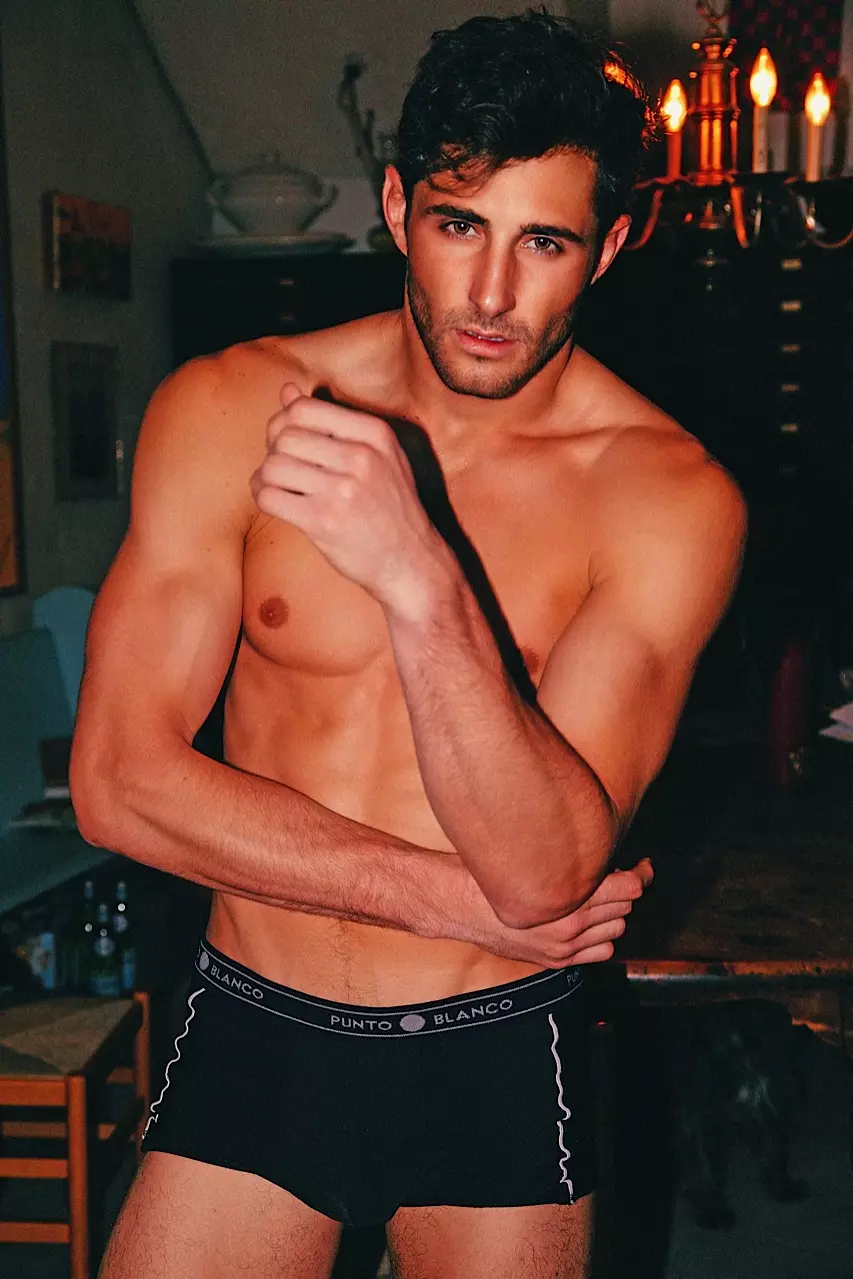 ฉากน่ารักๆ ที่นำแสดงโดย Josh Truesdell ที่มีเสน่ห์ซึ่งถ่ายภาพในอพาร์ตเมนต์ในฮาวายของเขาโดย Joseph Lally