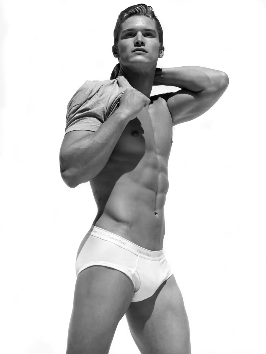 Ang makapadani nga si Matthew McGue sa Q Models nga nag-posing nga walay depekto sa Calvin Klein nga gikuhaan og litrato ni Karl Simone alang sa usa ka nindot nga B&W portrait series.