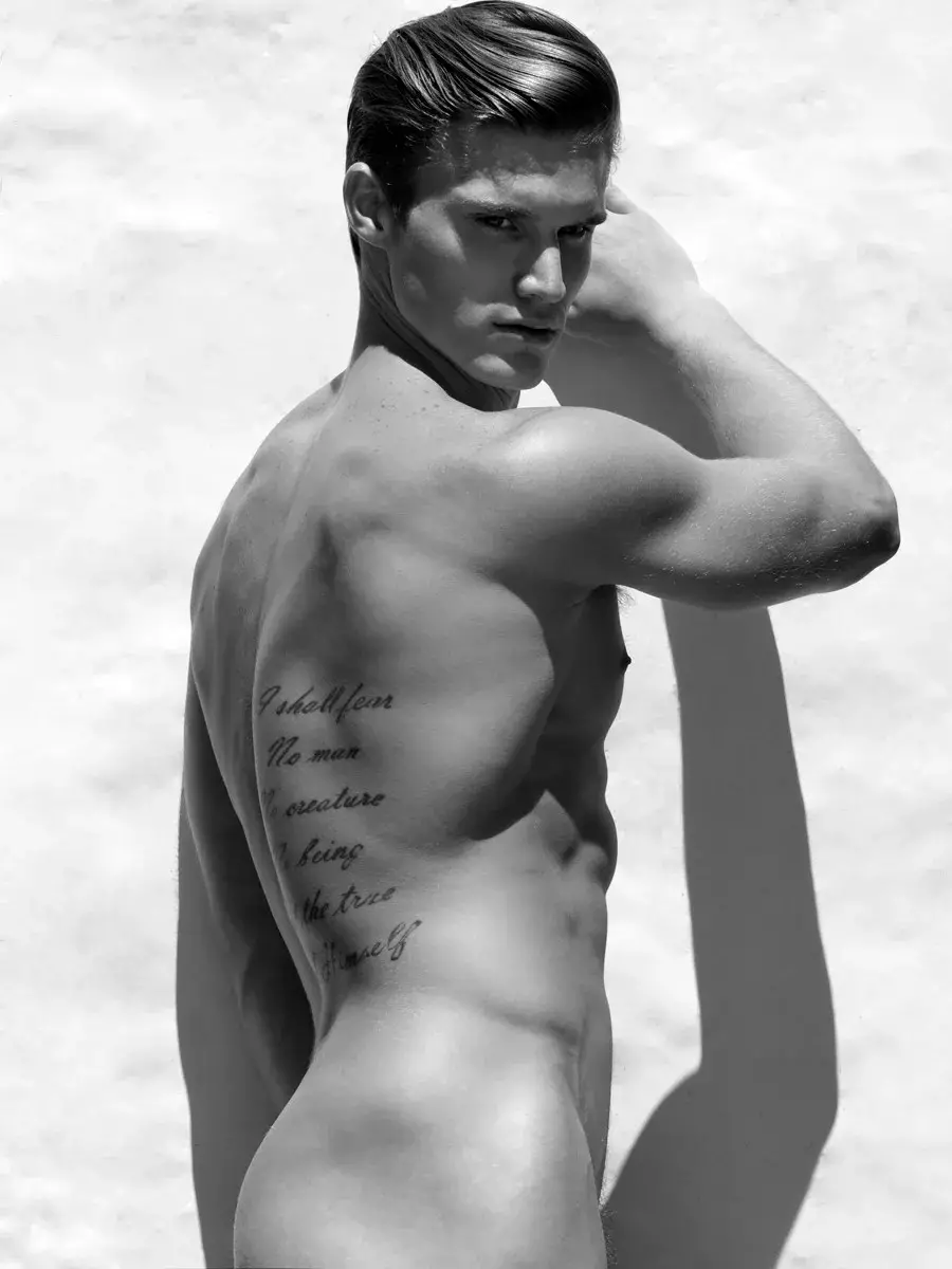 Il seducente Matthew McGue di Q Models posa impeccabile in Calvin Klein fotografato da Karl Simone per una splendida serie di ritratti in bianco e nero.