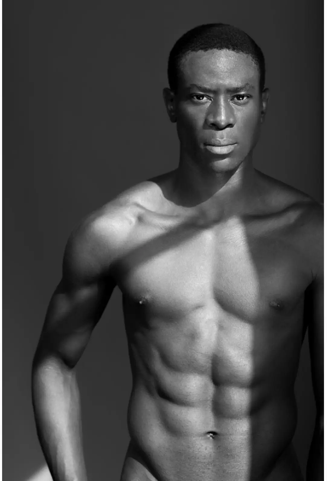 Radianta nova portretserio de franca fotisto Francois Rousseau kun okulfrapa bela modelo, Andi Kiangebeni reprezentita de Kennedy Models Placement (Patrino-agentejo en Kanado), Dash Models en Amsterdamo kaj GN Agency Brussels.