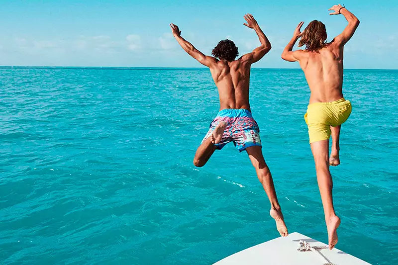 Modela Runway Top Marlon Teixeira û Ton Heukels diçin bihuşta behrê da ku di Kampanyaya nû ya H&M Beachwear S/S 2015 de bileyzin.