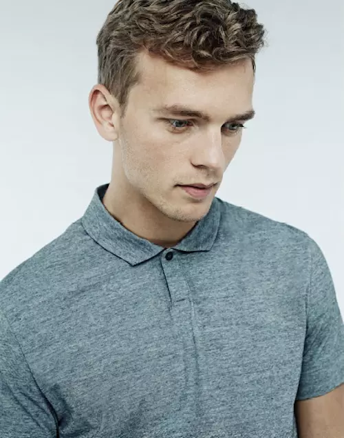 Novas fotos de anúncios promocionais com o modelo masculino Benjamin Eidem modelando roupas casuais para a Calvin Klein.