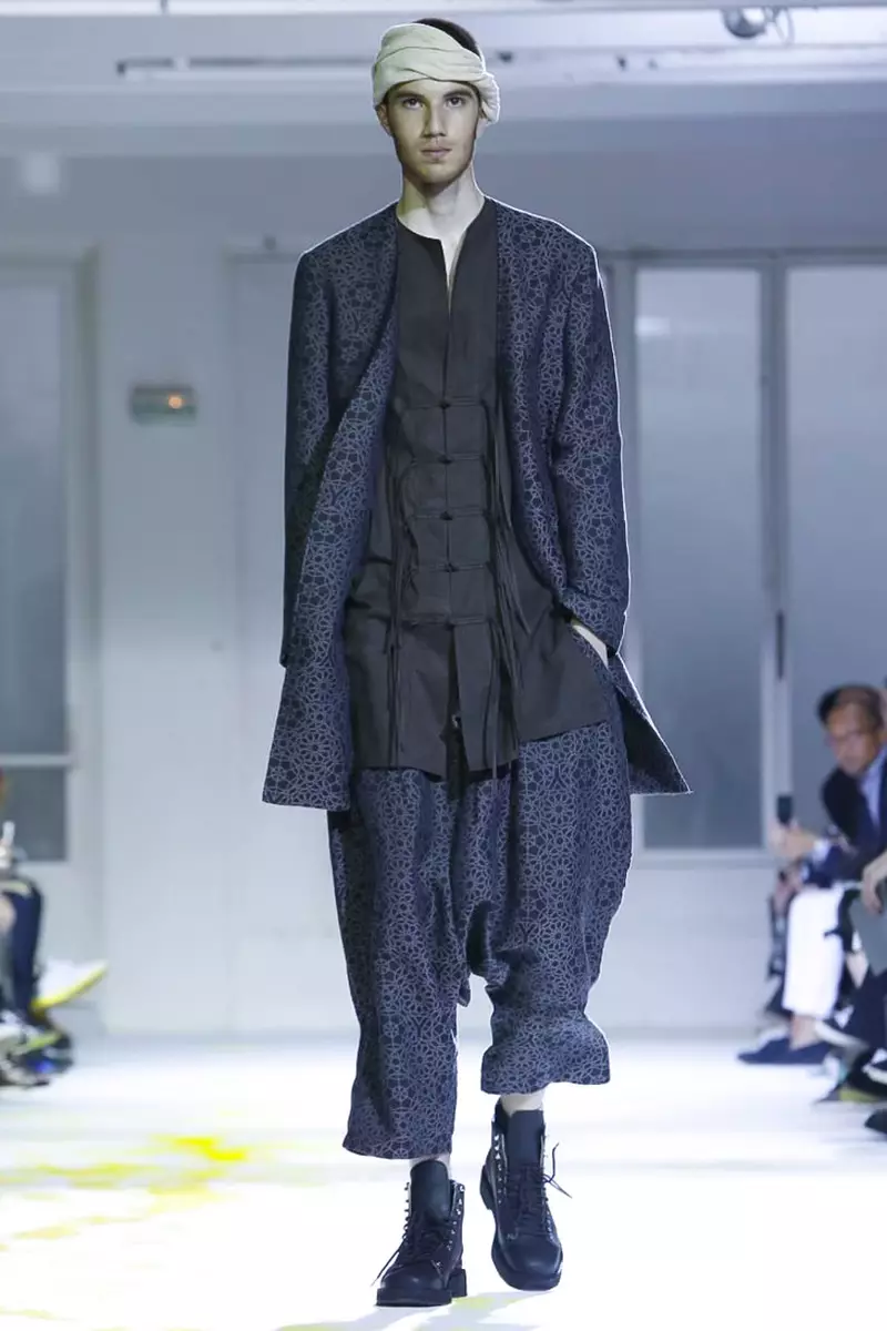 Yohji Yamamoto, Vira vesto, Printempo Somero, 2015, Modo-spektaklo en Parizo