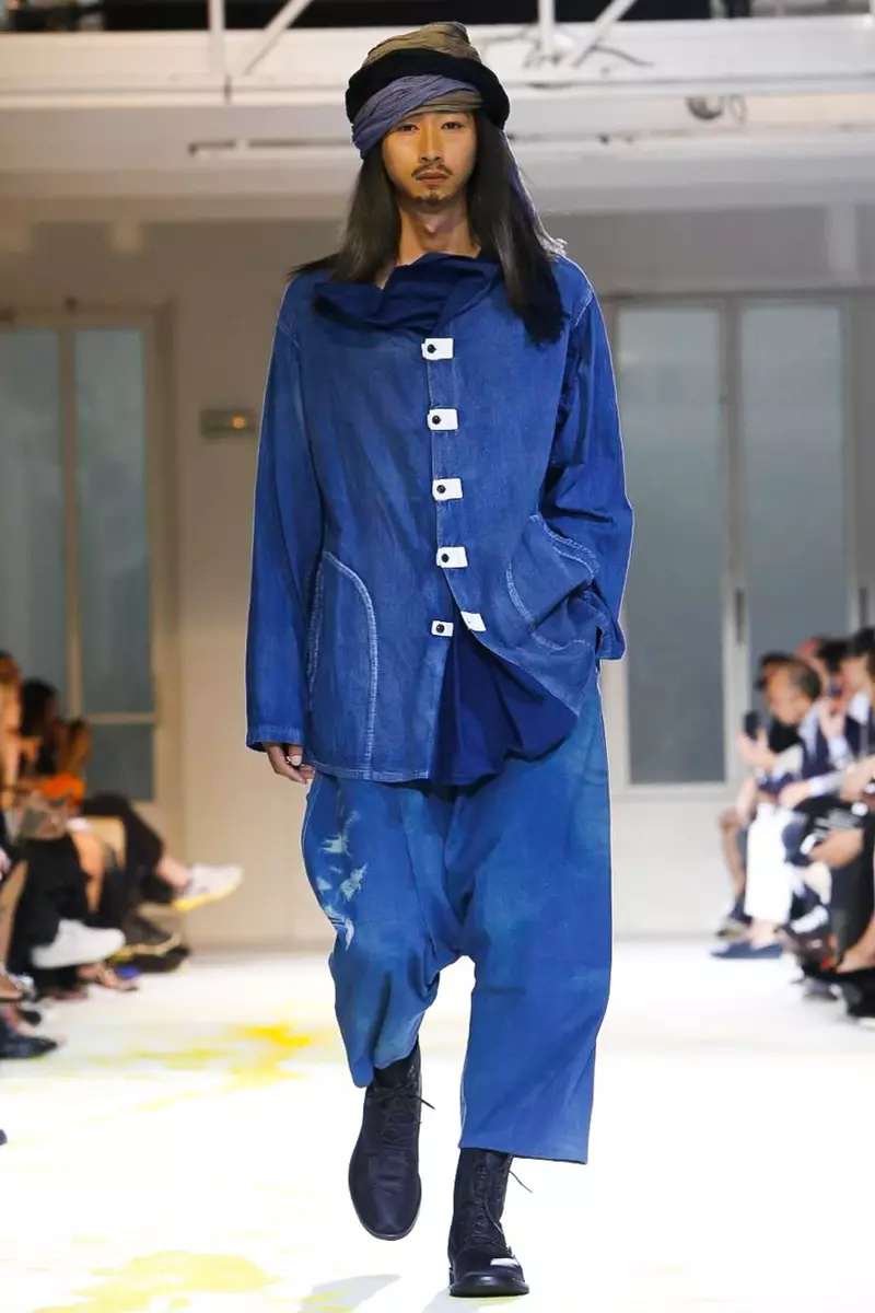 Yohji Yamamoto, Vira vesto, Printempo Somero, 2015, Modo-spektaklo en Parizo