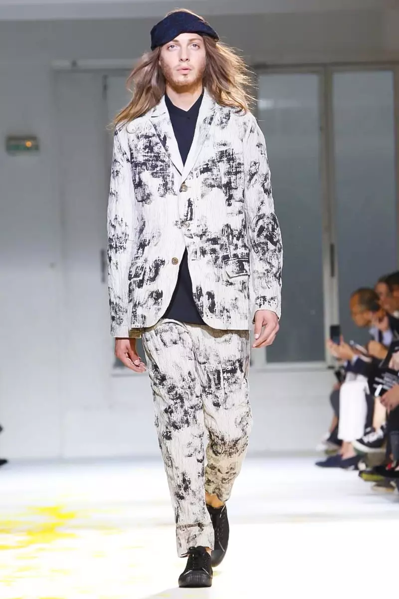 Yohji Yamamoto, Vira vesto, Printempo Somero, 2015, Modo-spektaklo en Parizo