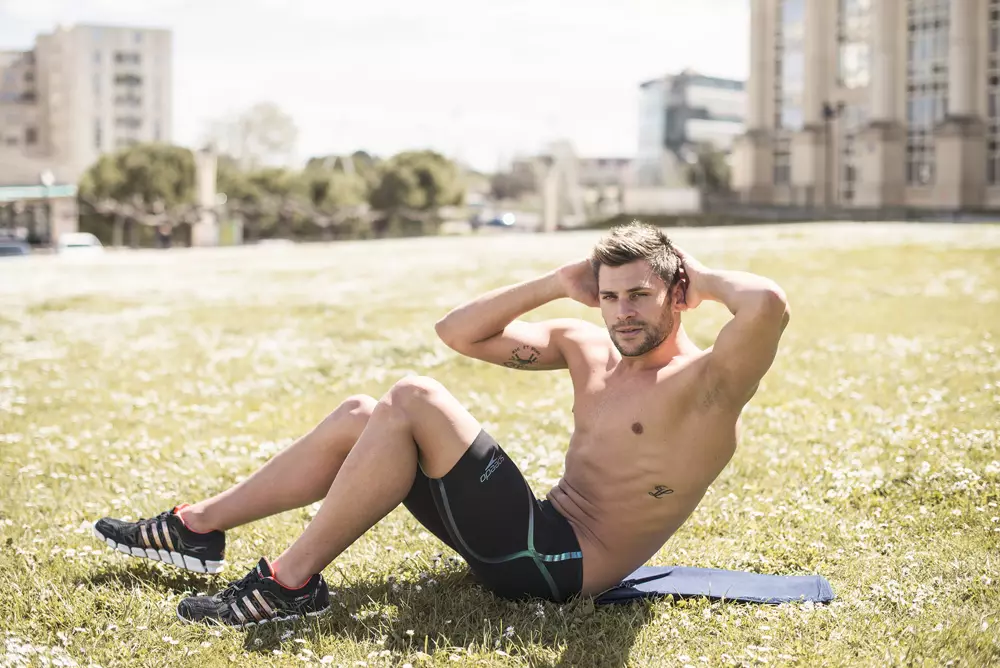 Para esta sesión de fotos, llevé a Thomas al distrito de Antigone en Montpellier, donde quería retratarlo como un dios del deporte, la ubicación tiene muchos elementos que pueden recordar la Antiquit.