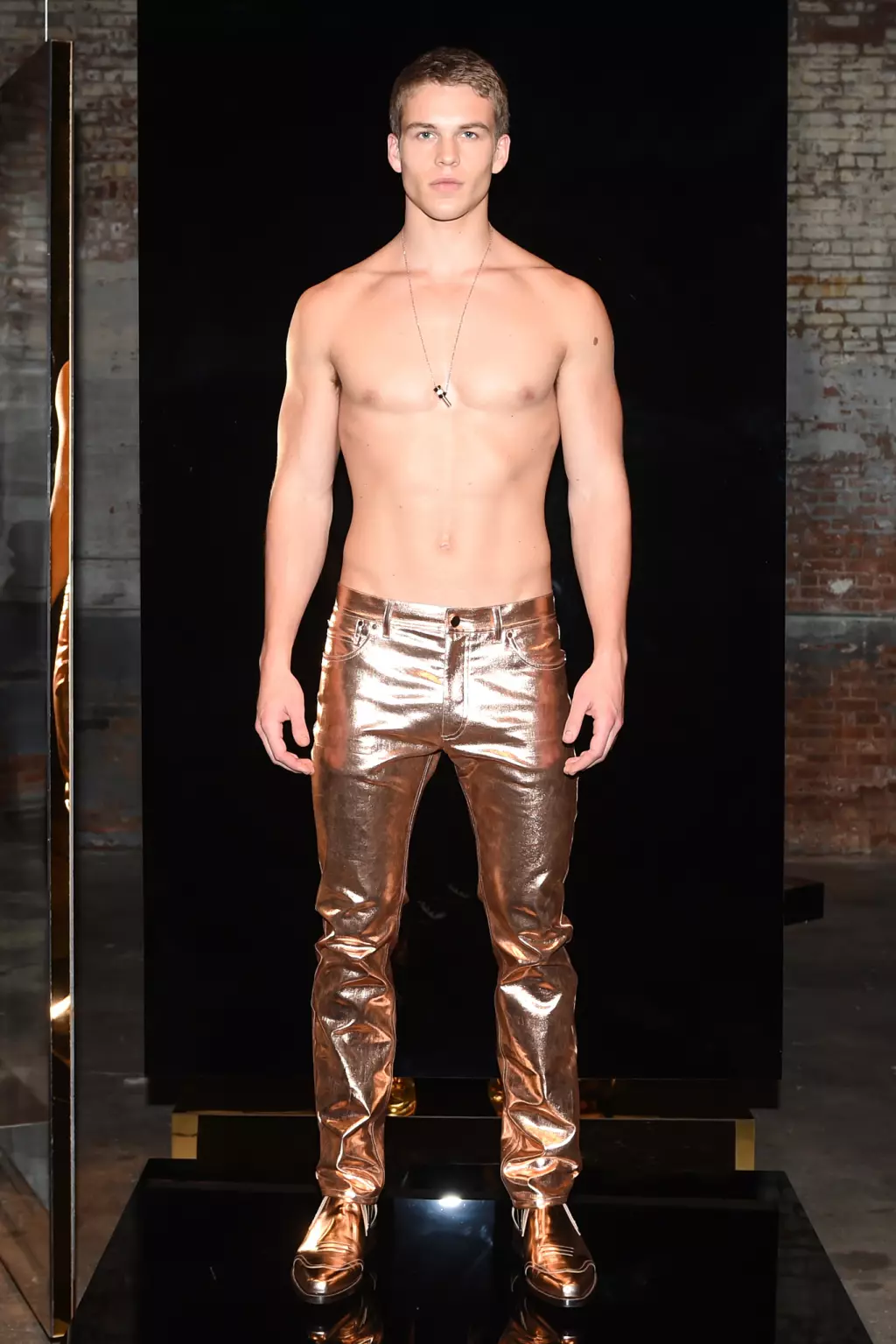 CALVIN KLEIN COLLECTION APRESENTA: CÁPSULA DE USO NOTURNO DE MEN'S FALL 2016 DURANTE NOVA YORK FASHION WEEK MEN'S