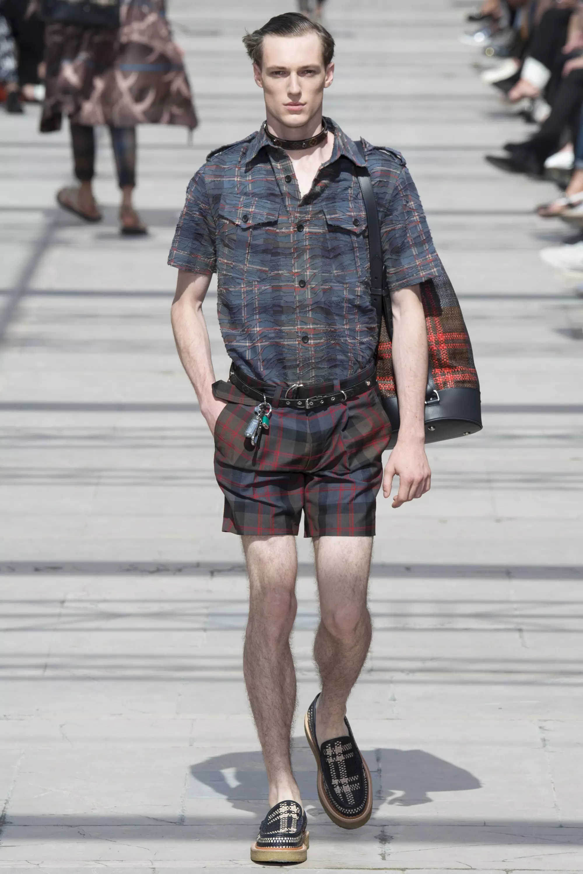 LOUIS VUITTON MENSWEAR SPRING SUMMER 2017 PARIS (21)