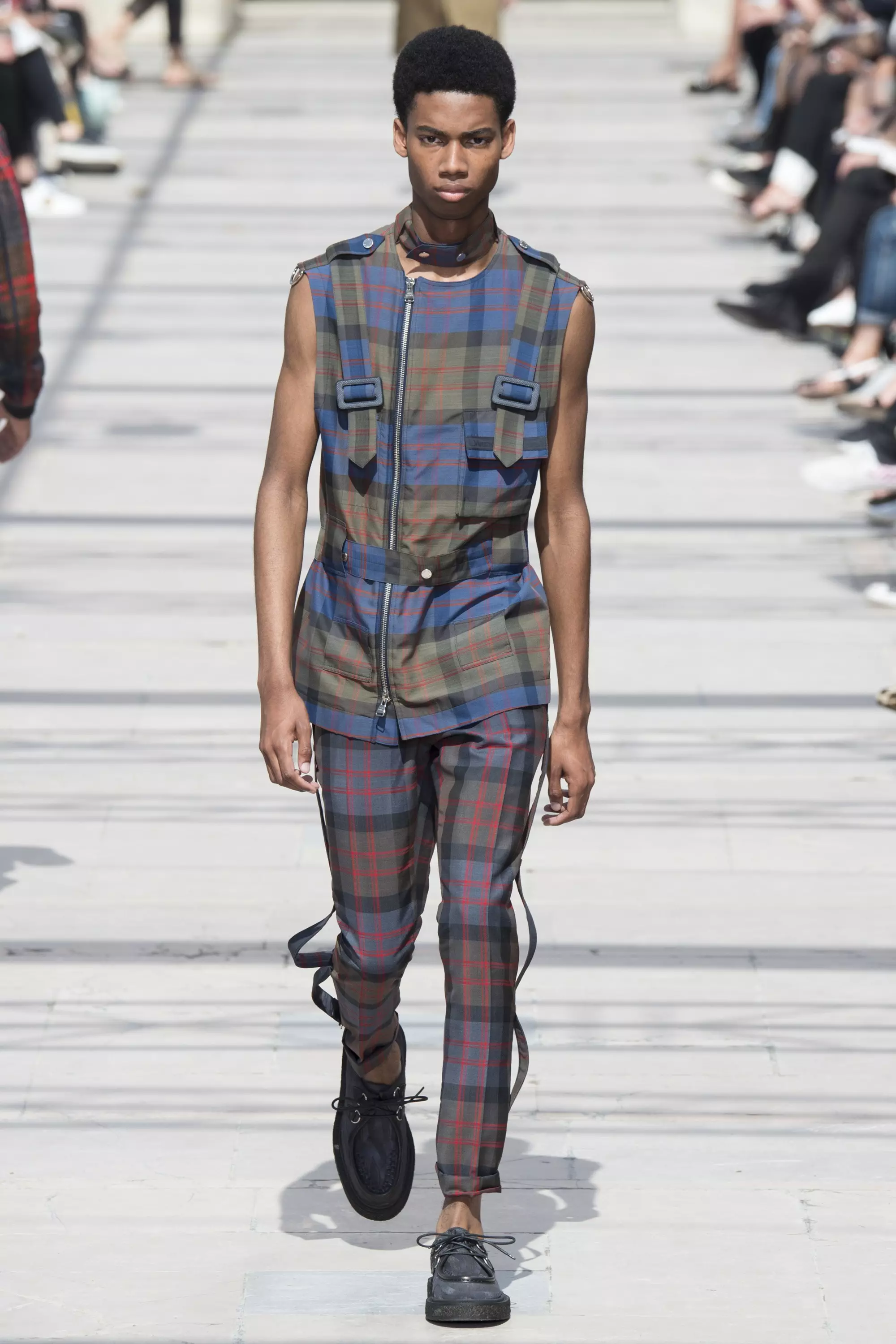 LOUIS VUITTON MENSWEAR SPRING SUMMER 2017 PARIS (23)