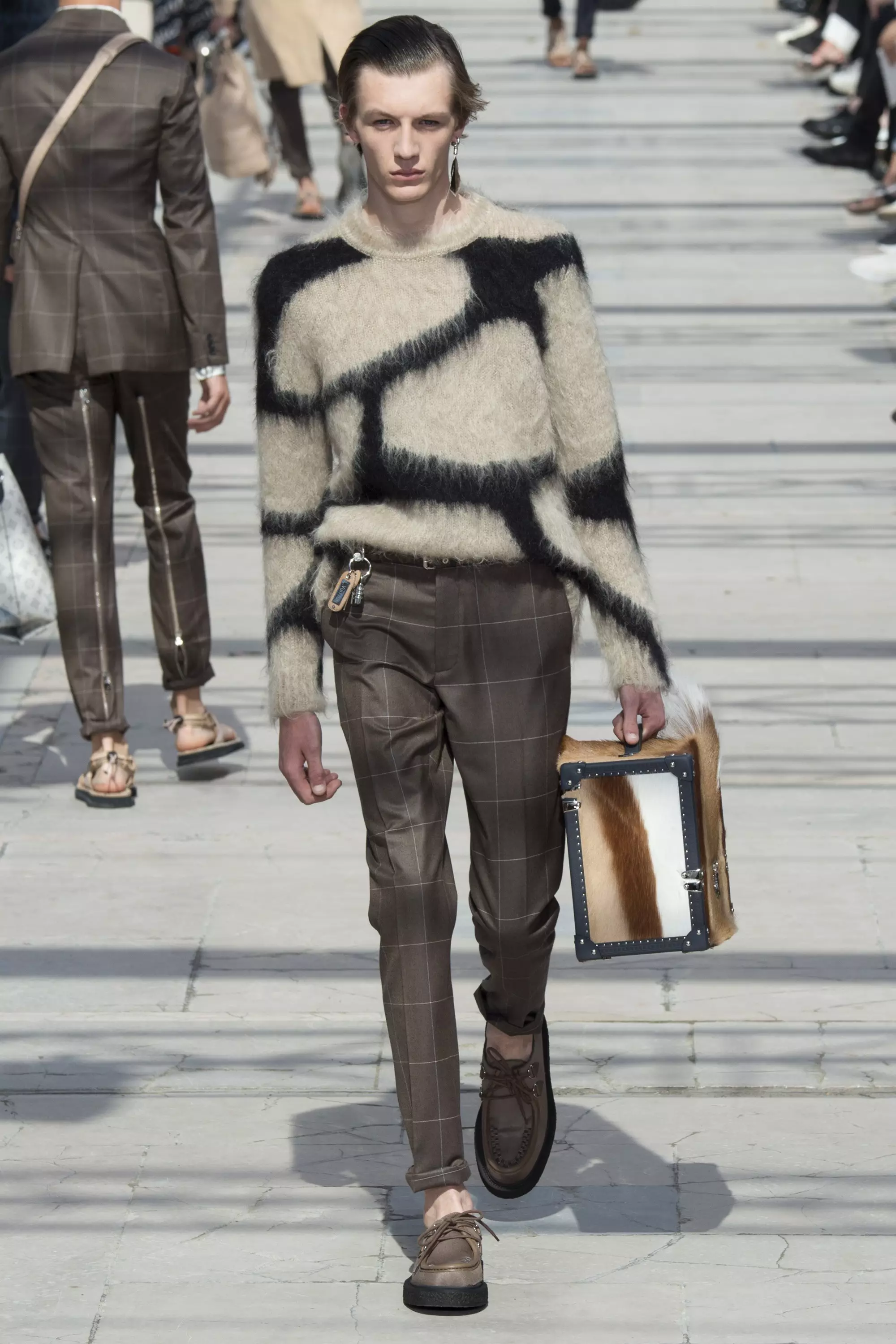 LOUIS VUITTON MENSWEAR SPRING SUMMER 2017 PARIS (3)