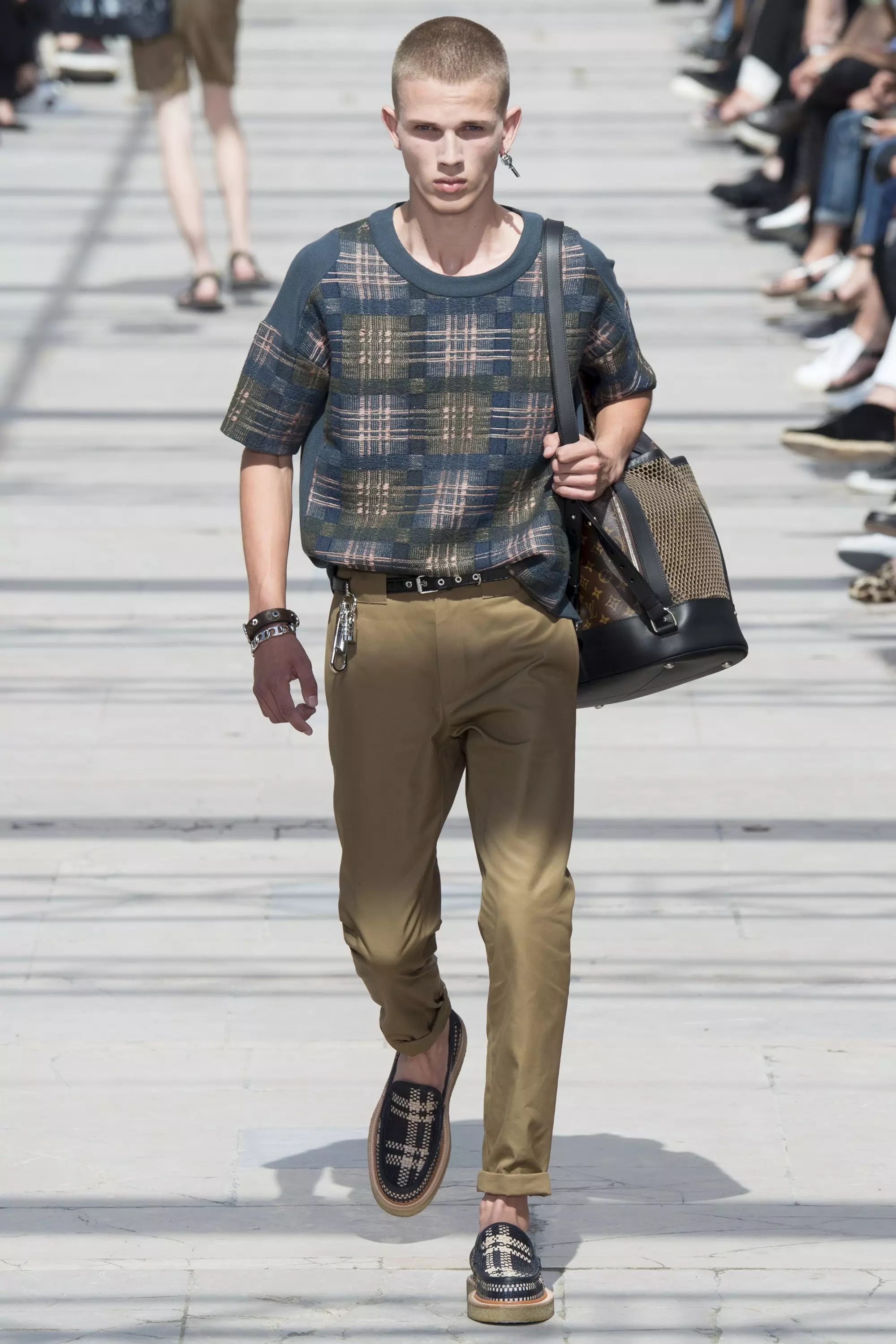 LOUIS VUITTON MENSWEAR SPRING SUMMER 2017 PARIS (30)