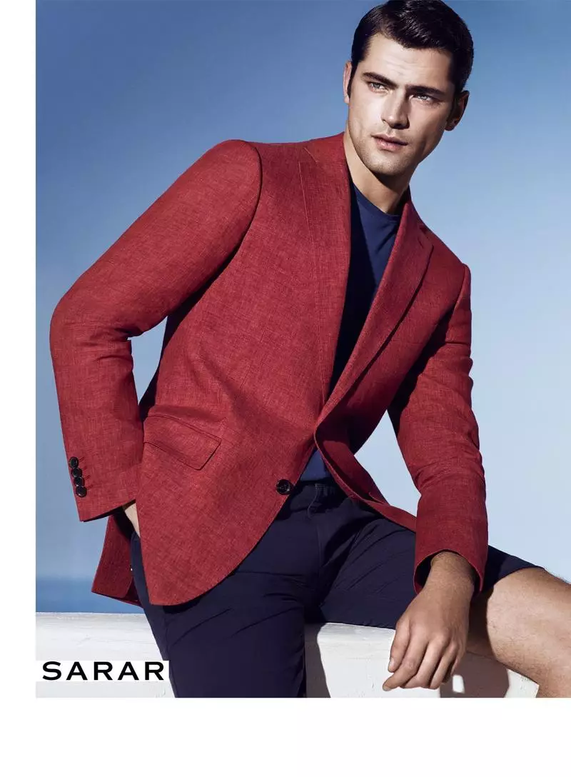 Topmodel Sean O'Pry präsentiert seine Frühjahr/Sommer-Kampagne 2015, türkisches Label Sarar Zusammen mit der brasilianischen Schönheit Aline Weber modelliert Sean mit charmanter Leichtigkeit das neueste Angebot der Marke, abwechselnde Anzüge mit lässigeren Vorschlägen. Luxuriöse Brillen und raffinierte Schuhe vervollständigen Seans Stil für eine immer ansprechende Wiedergabe von raffiniertem Stil.