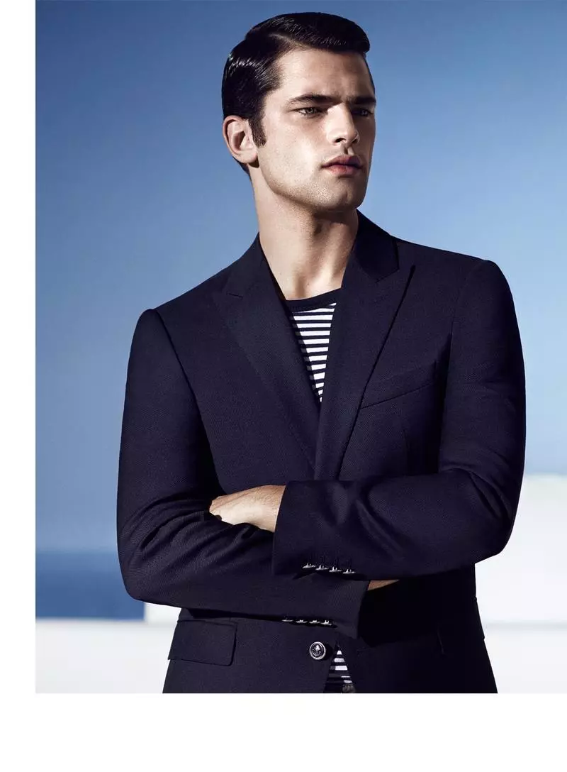 Top model Sean O'Pry fronts kampanye cinyusu / usum panas 2015 na, labél Turki Sarar Digabung ku kageulisan Brasil Aline Weber, model Sean kalawan betah menawan tawaran panganyarna tina merek, alik jas sartorial, kalawan saran leuwih kasual. Kacamata méwah sareng sapatu anu disampurnakeun ngalengkepan gaya Sean, pikeun penampilan gaya anu saé.