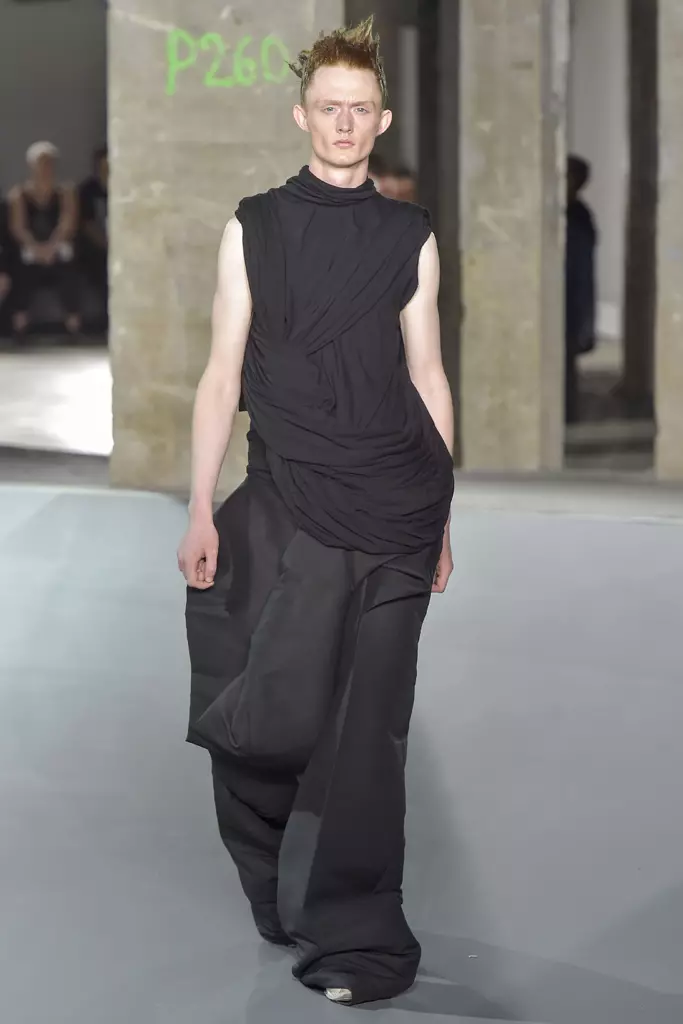 Rick Owens qhia, caij nplooj ntoos hlav caij nplooj ntoos hlav 2017, Paris Txiv neej Fashion Week, Fabkis - 23 Lub Rau Hli 2016