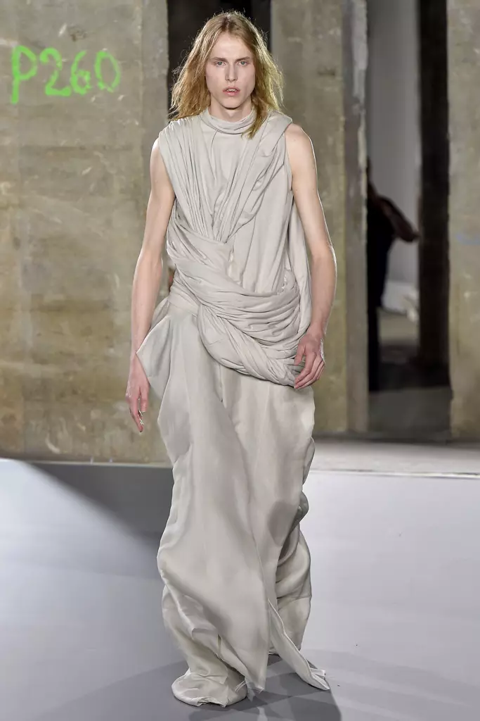 Desfile de Rick Owens, primavera verão 2017, Paris Men's Fashion Week, França - 23 de junho de 2016