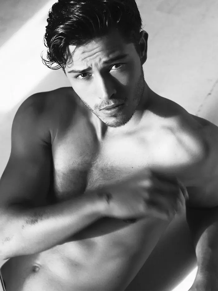 Dimitris Theocharis è un vero fotografo di moda rispettoso che ritrae il top model Francisco Lachowski.