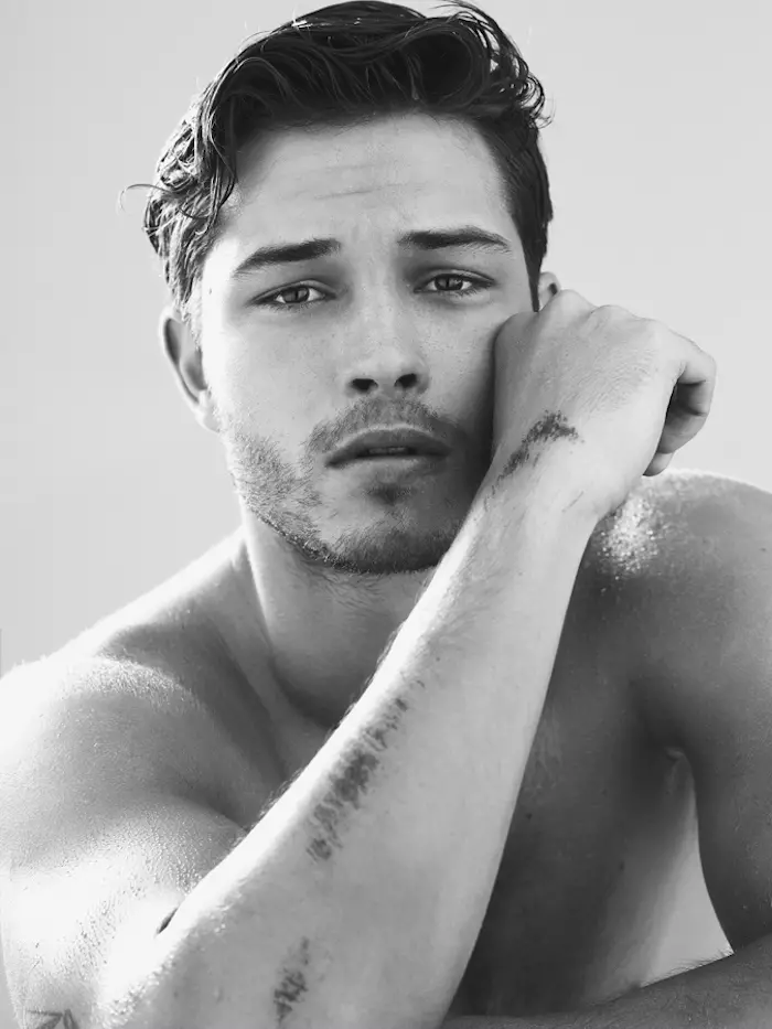 Dimitris Theocharis wênekêşek modayê ya rêzdar e ku li vir modela Top Francisco Lachowski nîşan dide.