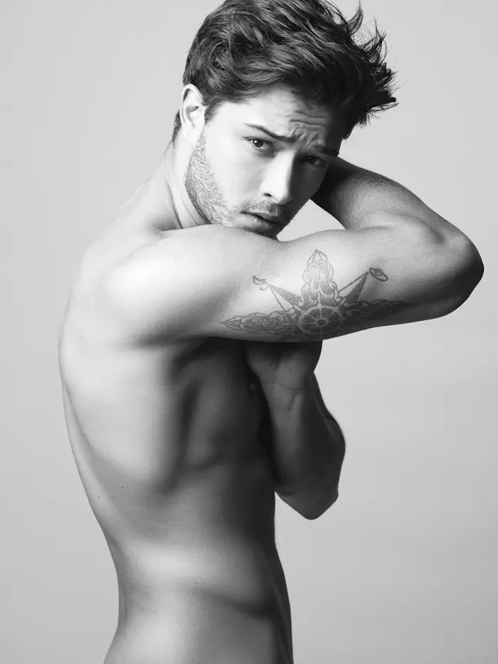 Dimitris Theocharis është një fotograf i vërtetë i respektuar i modës këtu që portretizon Top modelin Francisco Lachowski.