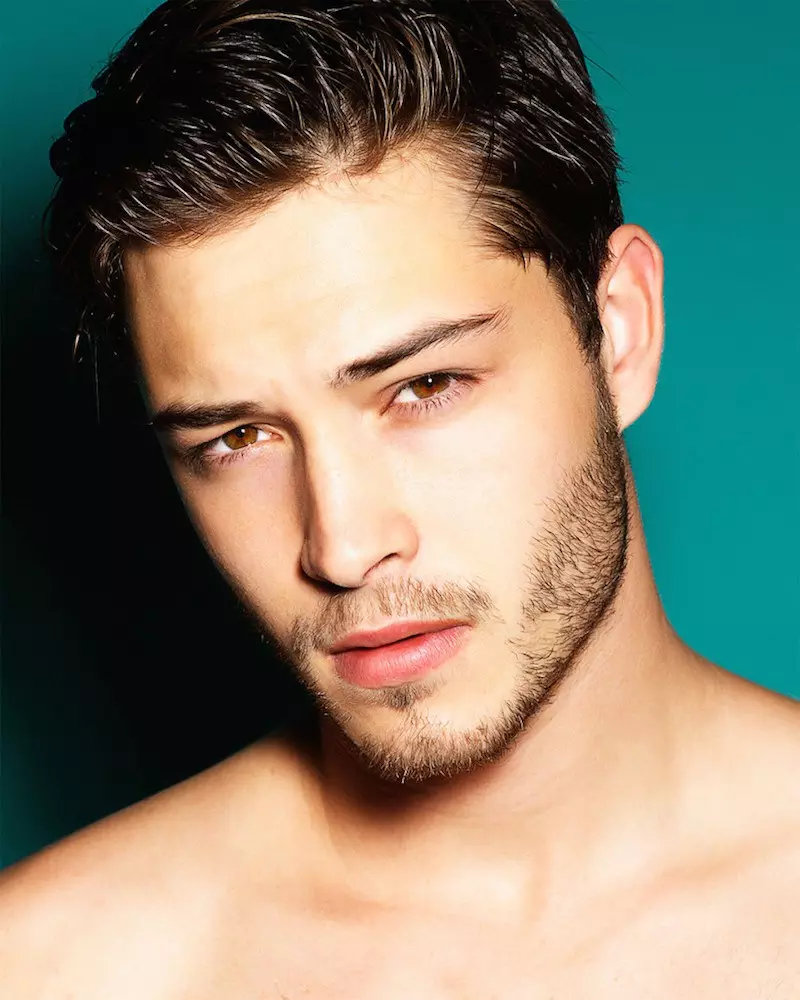 Dimitris Theocharis is 'n ware respekvolle modefotograaf wat die topmodel Francisco Lachowski uitbeeld.