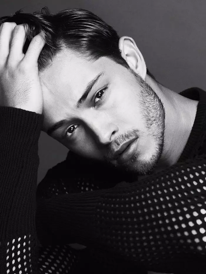 Dimitris Theocharis dia mpaka sary lamaody iray tena manaja izay maneho ny modely ambony Francisco Lachowski.