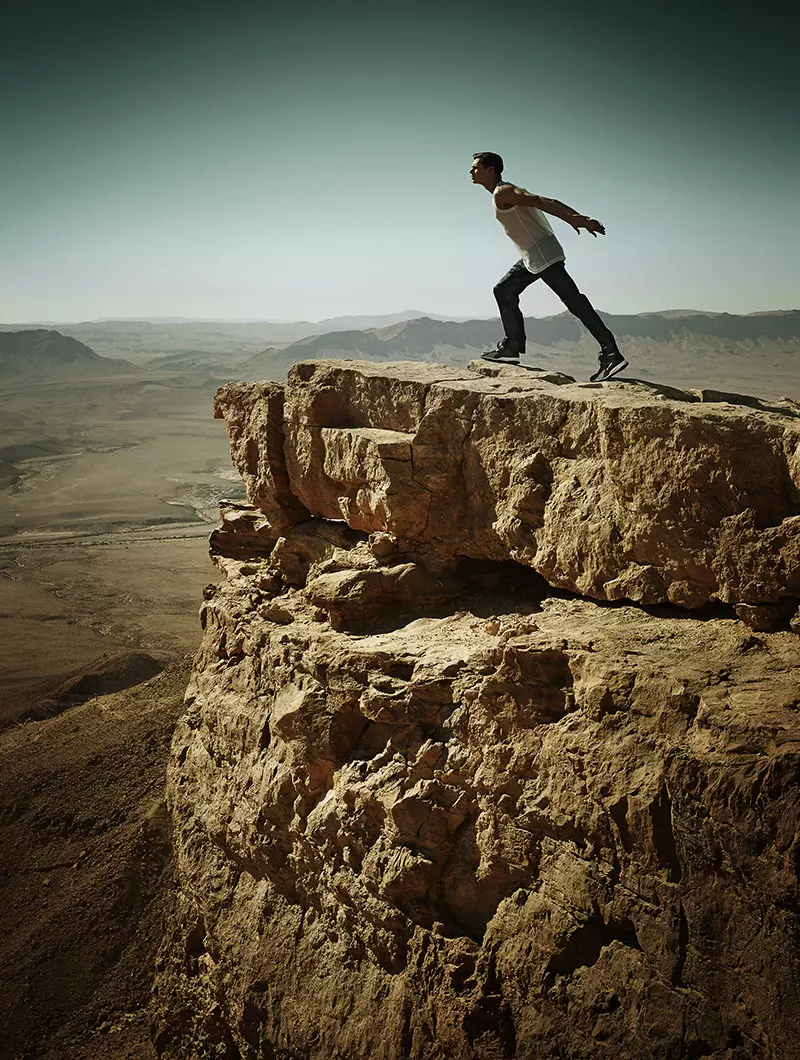 Hano ni ubwanditsi bwa gatatu kuri butatu nanditse kuri Winq Magazine nkuko nabisezeranye. Kubwanditsi bwiswe '' Mu isaha ya ocher '' twagiye muri Isiraheli aho twanyuze ahantu nka Sea Sea, Mitzpe Ramon na Timna Park kugirango tubone amafoto meza yo kwandikwa. Umunyamideli uzaza muri Max Models yambaye Ermenegildo Zegna, La Perla, Christopher Kane, Hermes, Lou Dalton, Kenzo na Roberto Cavalli kuvuga amazina make.