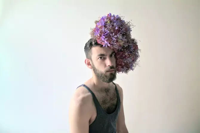 Les Ephemeres is in wirklik en orizjineel konsept fan floral artyst Jérémy Martin, in wirklike wirklike artyst dy't prachtige florale boeketten makket, mar net allinich foar syn eigen blommewinkel, hat ek yn 'e moadewrâld wurke foar Lash Magazine en Rossy de Palma. Jo kinne hjir syn bodyshop sjen en syn eigen wurk hjir.