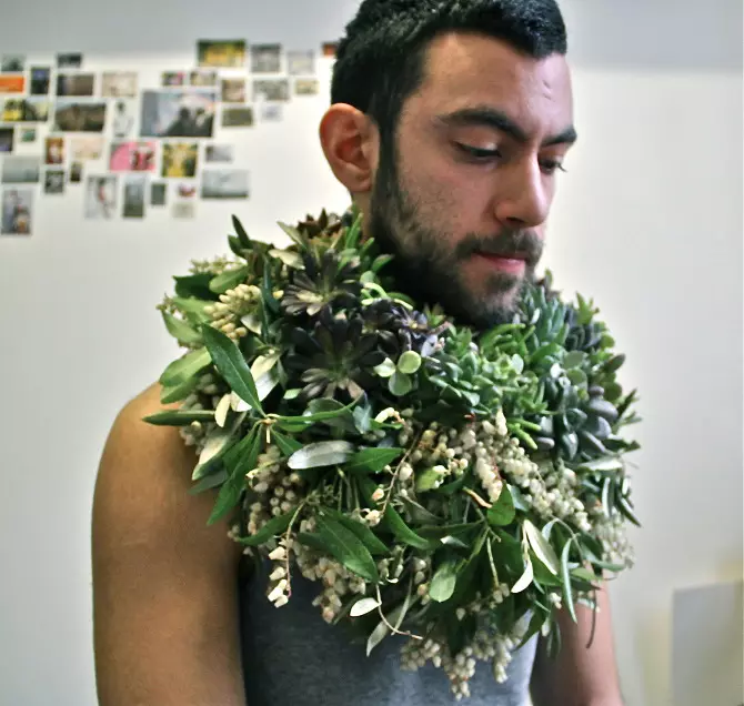 Les Ephemeres er et ekte og originalt konsept av blomsterkunstneren Jérémy Martin, en ekte kunstner som lager vakre blomsterbuketter, men ikke bare for sin egen blomsterbutikk, og har også vært med i moteverdenen og jobbet for Lash Magazine og Rossy de Palma. Du kan se verkstedet hans her og hans eget arbeid her.