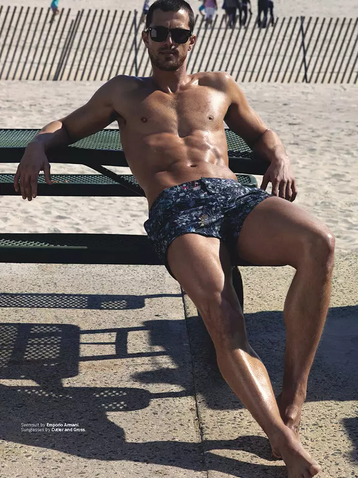 Bestu Jarrod Scott og Clint Mauro frá Ford Models komu á ströndina í The Perfect Summer Suit sem Robbie Fimmano myndaði fyrir júní/júlí tölublaði Details Magazine. Jarrod og Clint klæðast strandfatnaði frá vörumerkjum þar á meðal Burberry Brit, Tommy Hilfiger, Emporio Armani og Boss stíluðum af Matthew Marden