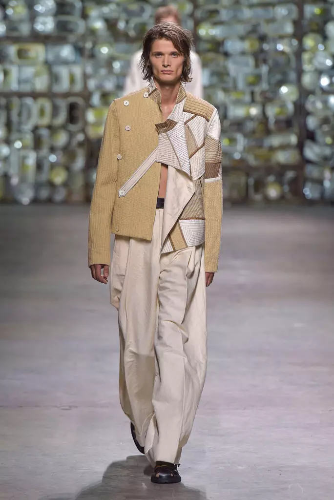 תצוגת Dries Van Noten, אביב קיץ 2017, שבוע האופנה לגברים בפריז, צרפת - 23 ביוני 2016