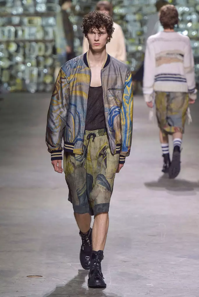 Sfilata di Dries Van Noten, primavera estate 2017, settimana della moda maschile di Parigi, Francia - 23 giugno 2016