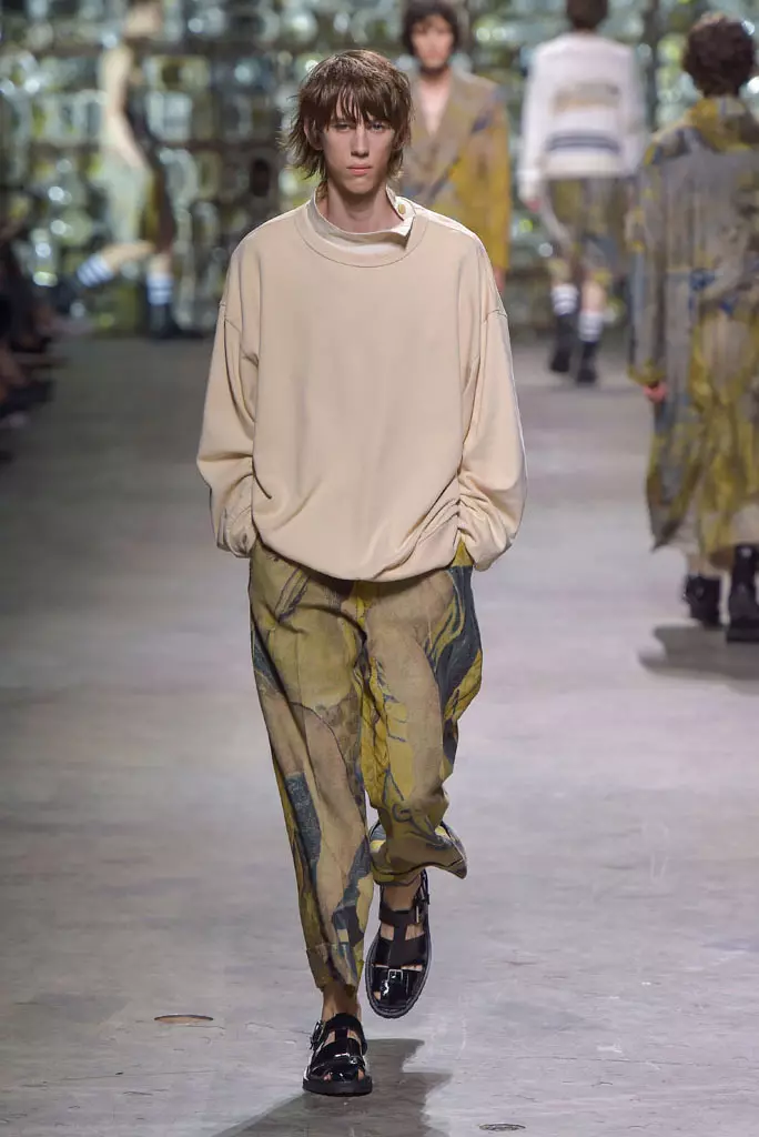 Dries Van Noten sýning, vor sumar 2017, tískuvika karla í París, Frakkland - 23. júní 2016