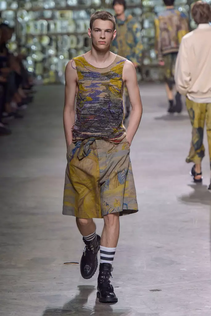 Sfilata di Dries Van Noten, primavera estate 2017, settimana della moda maschile di Parigi, Francia - 23 giugno 2016