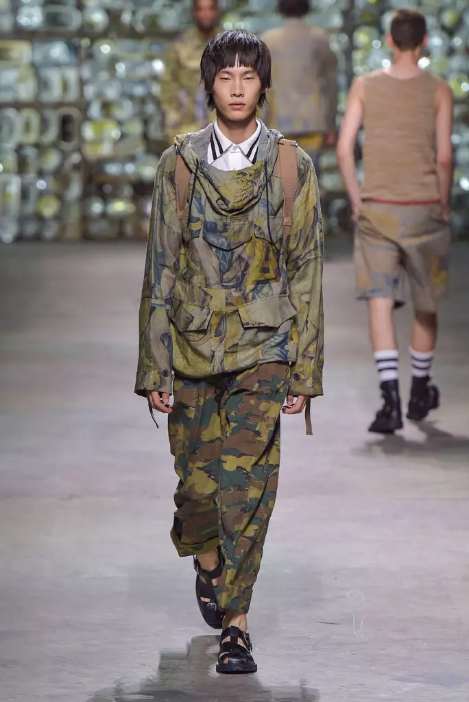 Dries Van Noten chiwonetsero, masika chilimwe 2017, Paris Men's Fashion Week, France - 23 June 2016