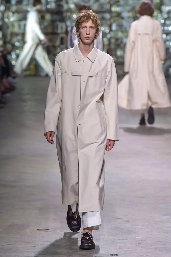 Dries Van Noten kwerekana, impeshyi yo mu mpeshyi 2017, Icyumweru cyimyambarire ya Paris, Ubufaransa - 23 Kamena 2016