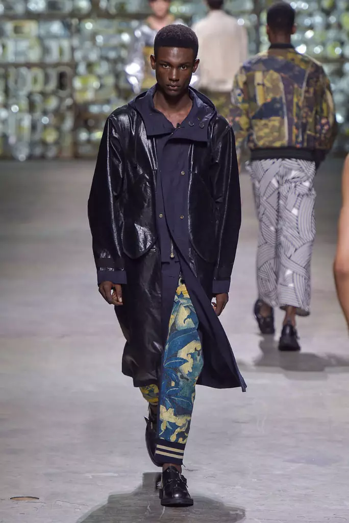 Umbukiso we-Dries Van Noten, ehlobo lasehlobo lika-2017, Iviki Lemfashini Yabesilisa yaseParis, eFrance - 23 Juni 2016