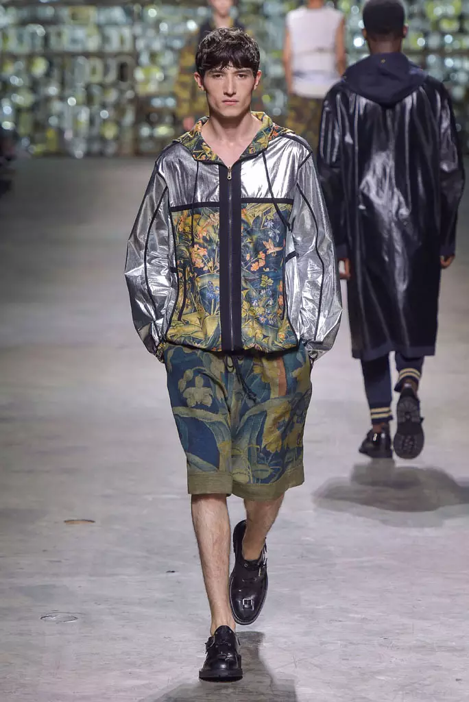 Паказ Dries Van Noten, вясна лета 2017, Тыдзень мужчынскай моды ў Парыжы, Францыя - 23 чэрвеня 2016