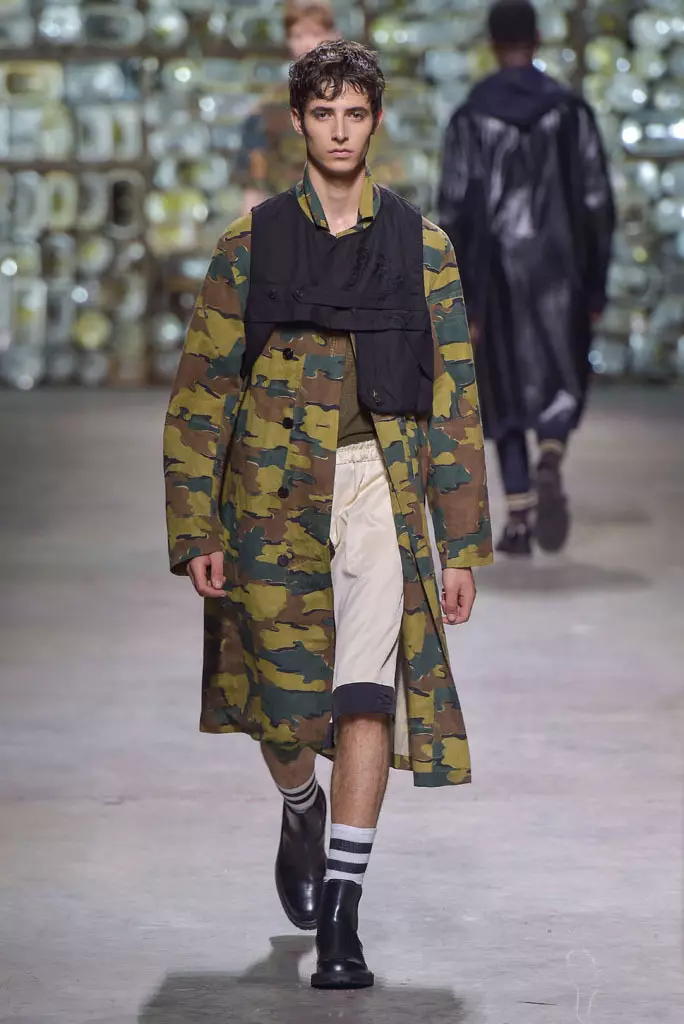 Desfile Dries Van Noten, primavera verão 2017, Semana da Moda Masculina de Paris, França - 23 de junho de 2016