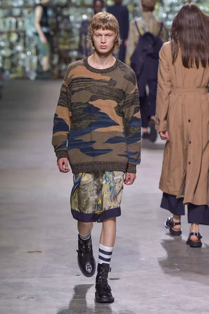 Desfilada de Dries Van Noten, primavera estiu 2017, Setmana de la moda masculina de París, França - 23 de juny de 2016