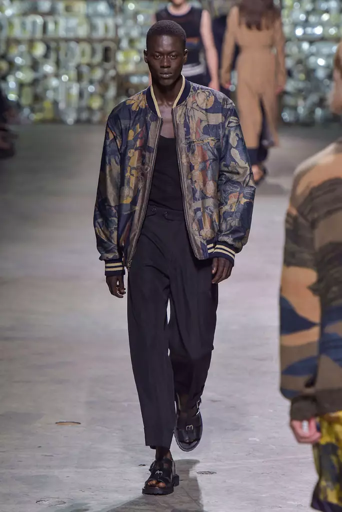 Desfilada de Dries Van Noten, primavera estiu 2017, Setmana de la moda masculina de París, França - 23 de juny de 2016