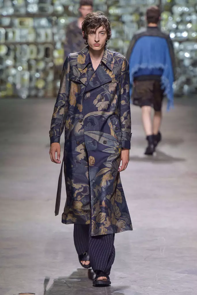 Dries Van Noten шоусу, жазгы жай 2017, Париж эркектердин мода жумалыгы, Франция - 23-июнь 2016-жыл