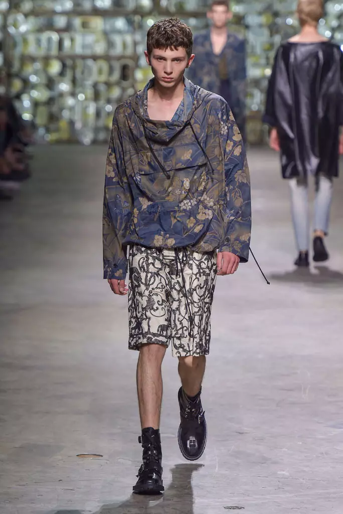 Dries Van Noten qhia, caij nplooj ntoos hlav caij nplooj ntoos hlav 2017, Paris Txiv neej Fashion Week, Fabkis - 23 Lub Rau Hli 2016