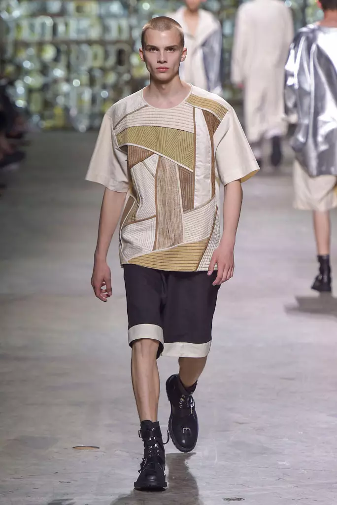 Sfilata di Dries Van Noten, primavera estate 2017, settimana della moda maschile di Parigi, Francia - 23 giugno 2016